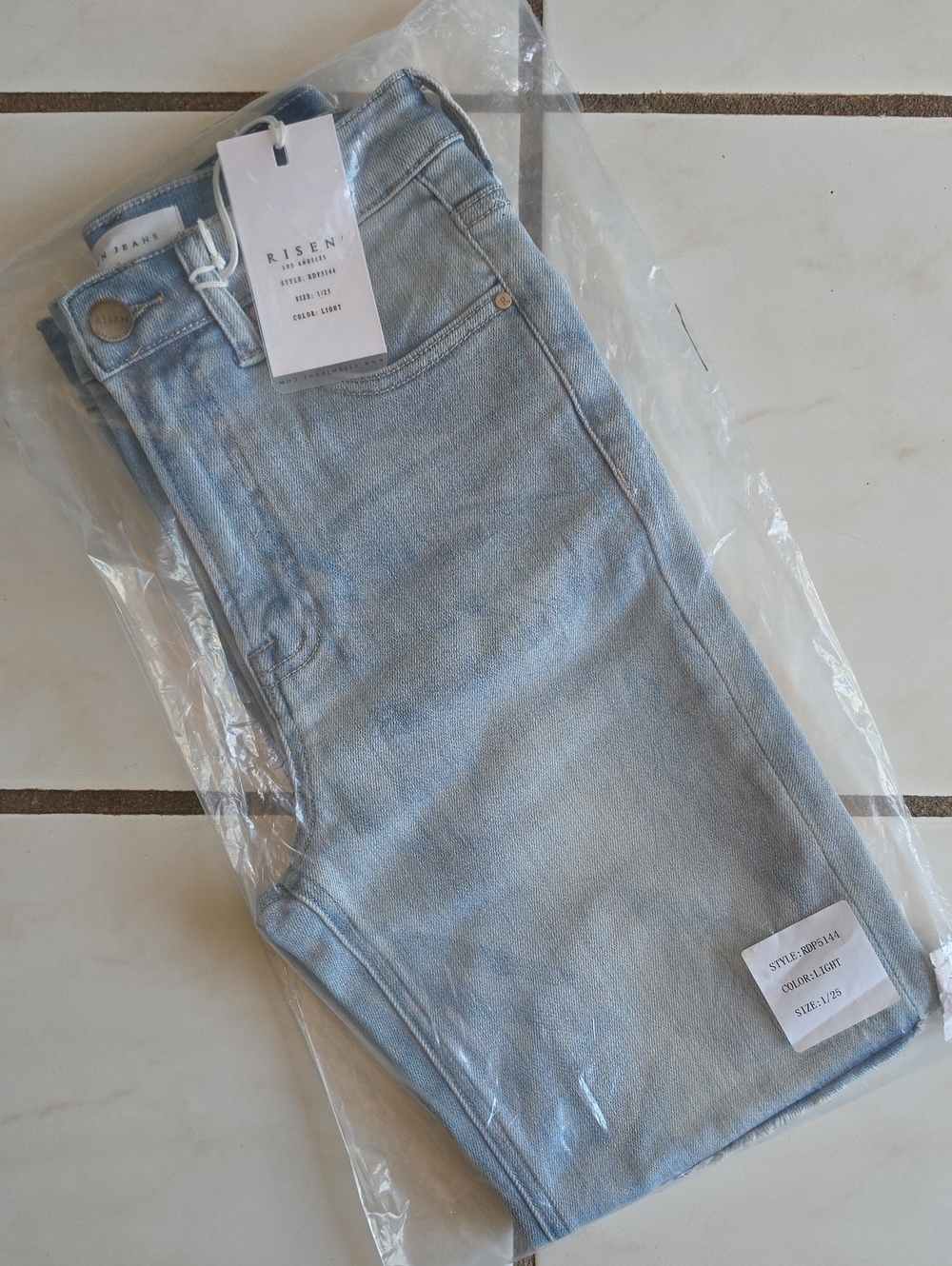 NWT Risen Los Angeles Light Wash Stretch Jeans Raw Hem Size 1 / 25 RDP5144